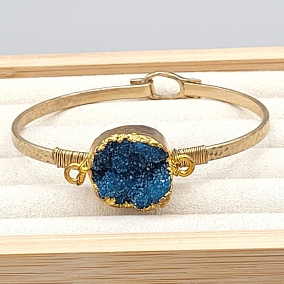 Blue Green Quartz Geode Bangle Bracelet Textured Gold Tone Band Hook Close Sz 6 - Picture 1 of 7